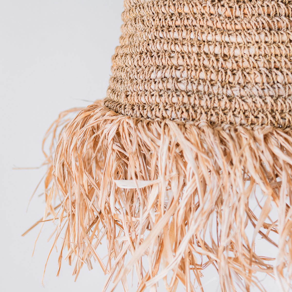 Raffia Boho Lampenschirm – Hängelampe – Pendelleuchte – handgewebte Deckenleuchte mit langen Fransen (3 Größen Ø 30/40/50 cm) KALIMA
