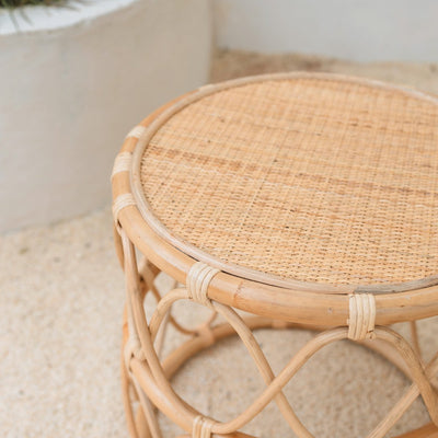 Runder Rattan-Beistelltisch – Kleiner Boho-Couchtisch – Nachttisch Rattan Beige – Handgefertigter Tisch aus natürlichem Rattan (Ø 45 cm) MUARA