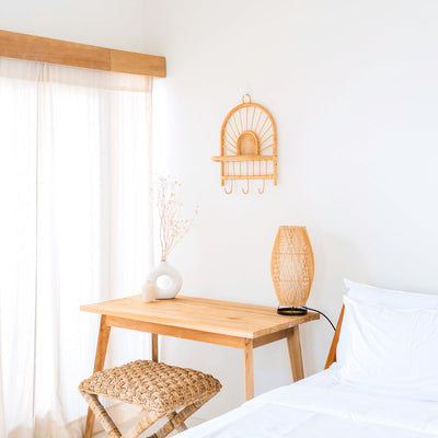 Rattan-Wandregal – Kleines Boho-Wandregal – Hängendes Rattan-Regal – Kleider- oder Schlüsselhaken – Handgefertigtes Regal aus Rattan (41 x 53 cm) BANTEN