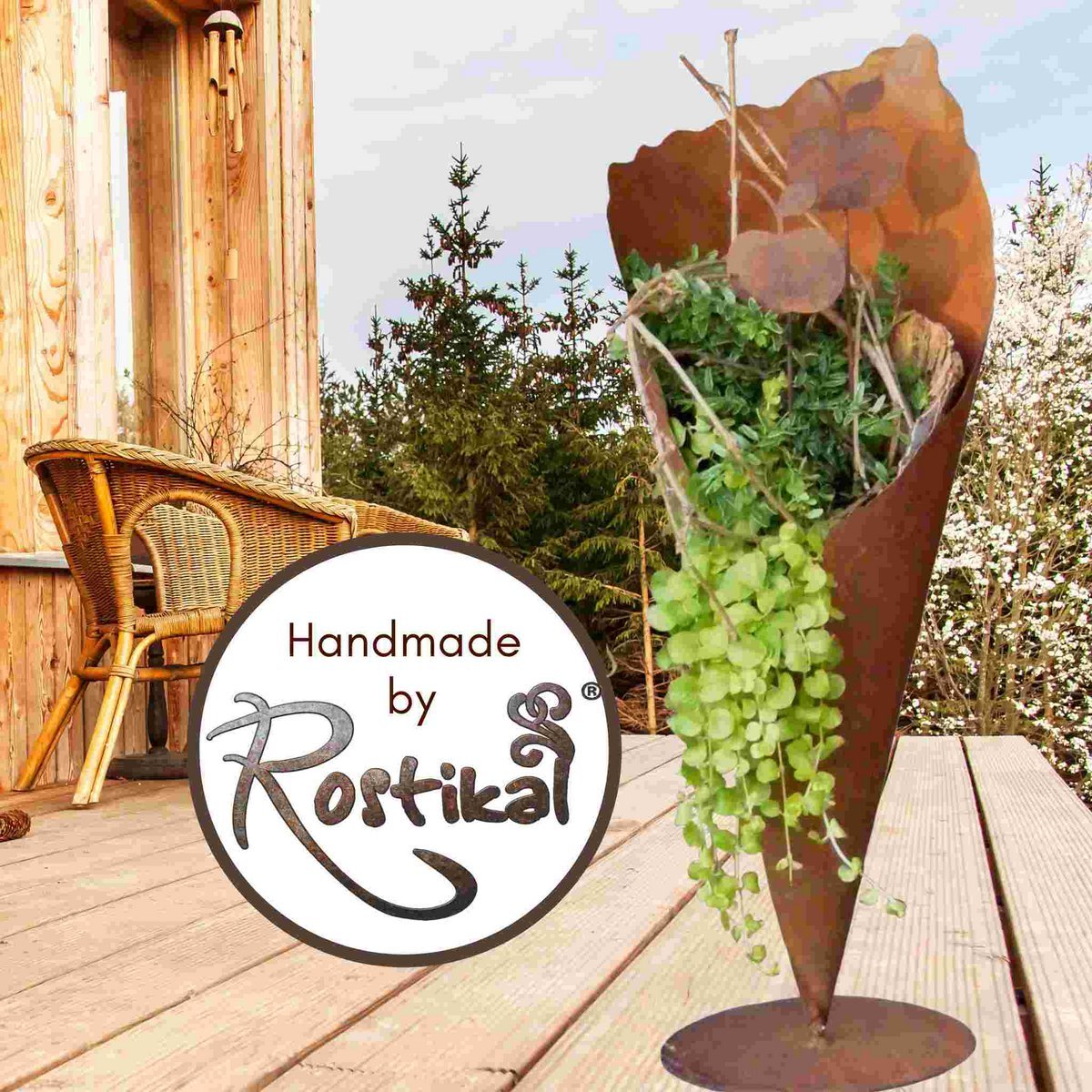 Rostdeko Pflanztüte auf Bodenplatte | Edelrost Gartendeko Pflanzvase aus Metall