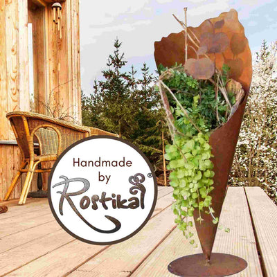 Rostdeko Pflanztüte auf Bodenplatte | Edelrost Gartendeko Pflanzvase aus Metall