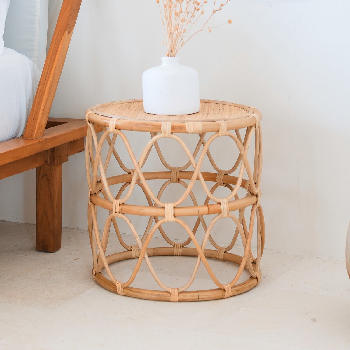 Runder Rattan-Beistelltisch – Kleiner Boho-Couchtisch – Nachttisch Rattan Beige – Handgefertigter Tisch aus natürlichem Rattan (Ø 45 cm) MUARA