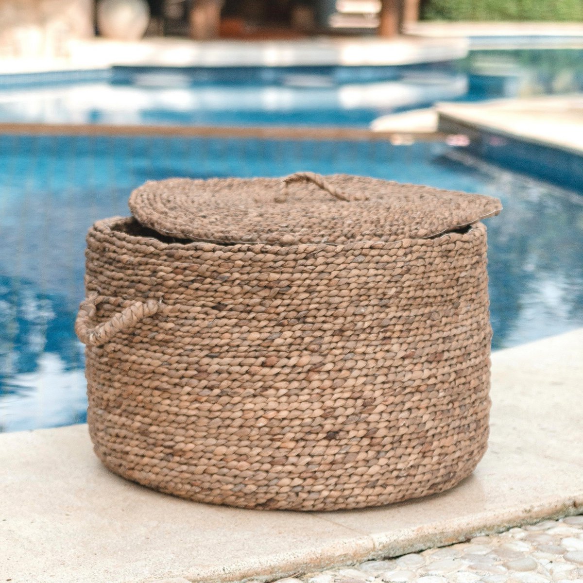 Großer Wäschekorb mit Deckel UMBUL aus brauner Wasserhyazinthe | Gewebter Korb