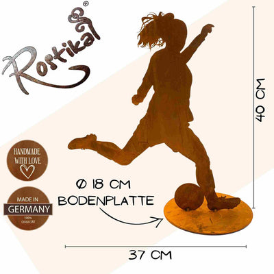 Edelrost Fußball Spielerin | Fußball Deko Figur